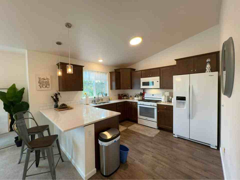 233 Nw Cedar Ave #A - Photo 3 of 5