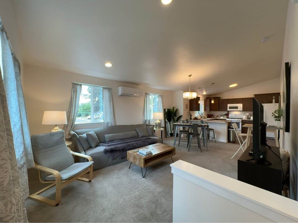 233 Nw Cedar Ave #A - Photo 4 of 5