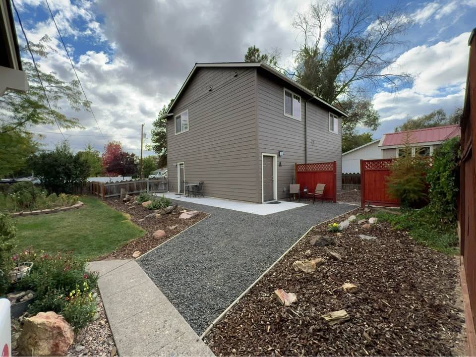 233 Nw Cedar Ave #A - Photo 5 of 5