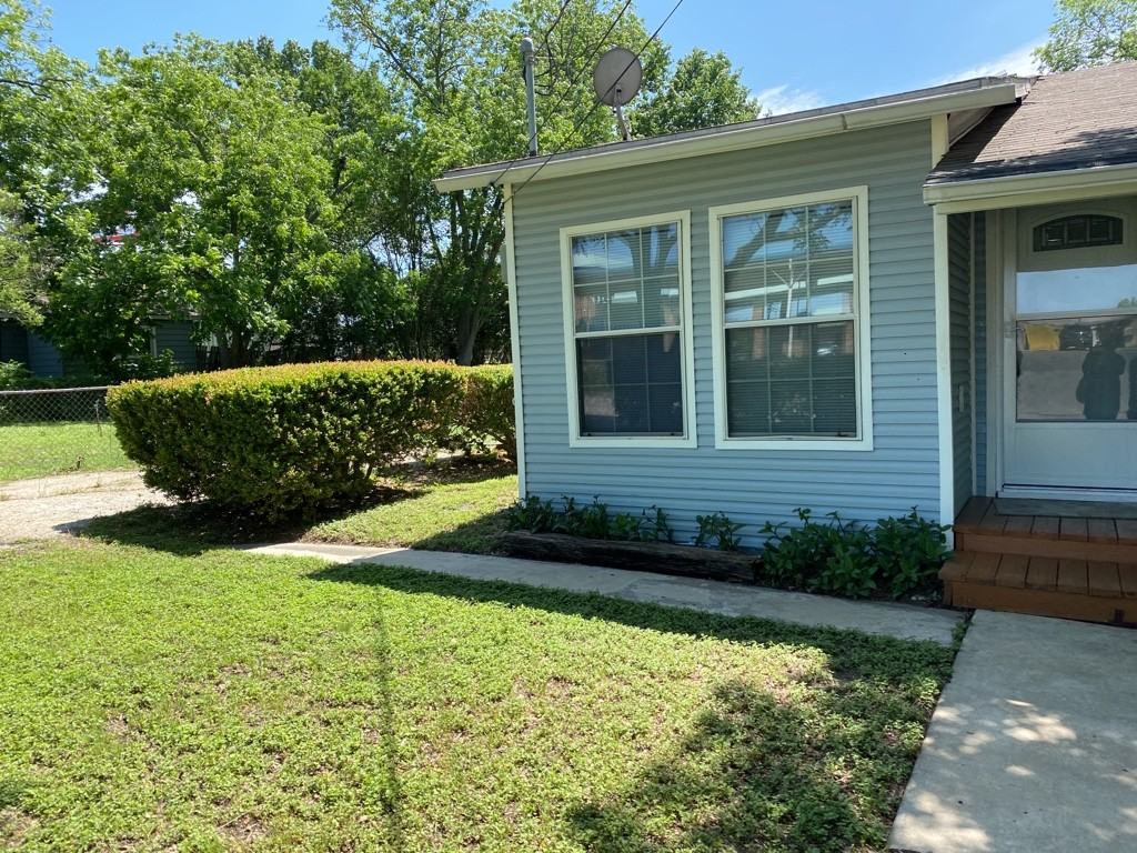 156 S Grape Ave - Photo 2 of 10