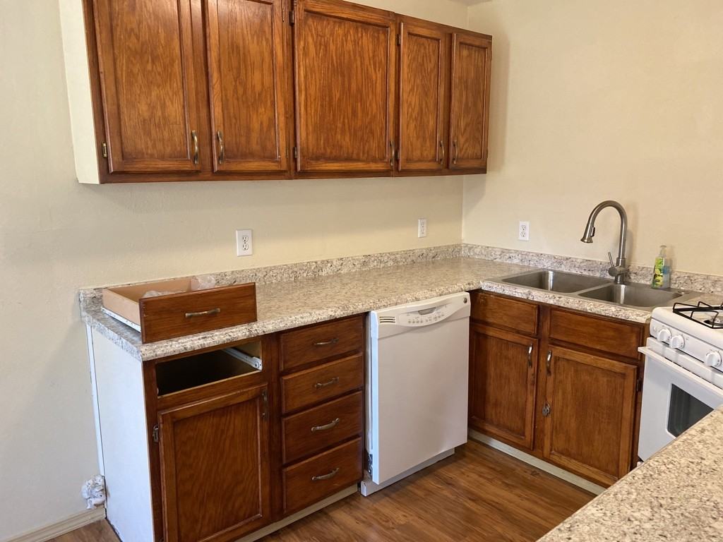 156 S Grape Ave - Photo 6 of 10