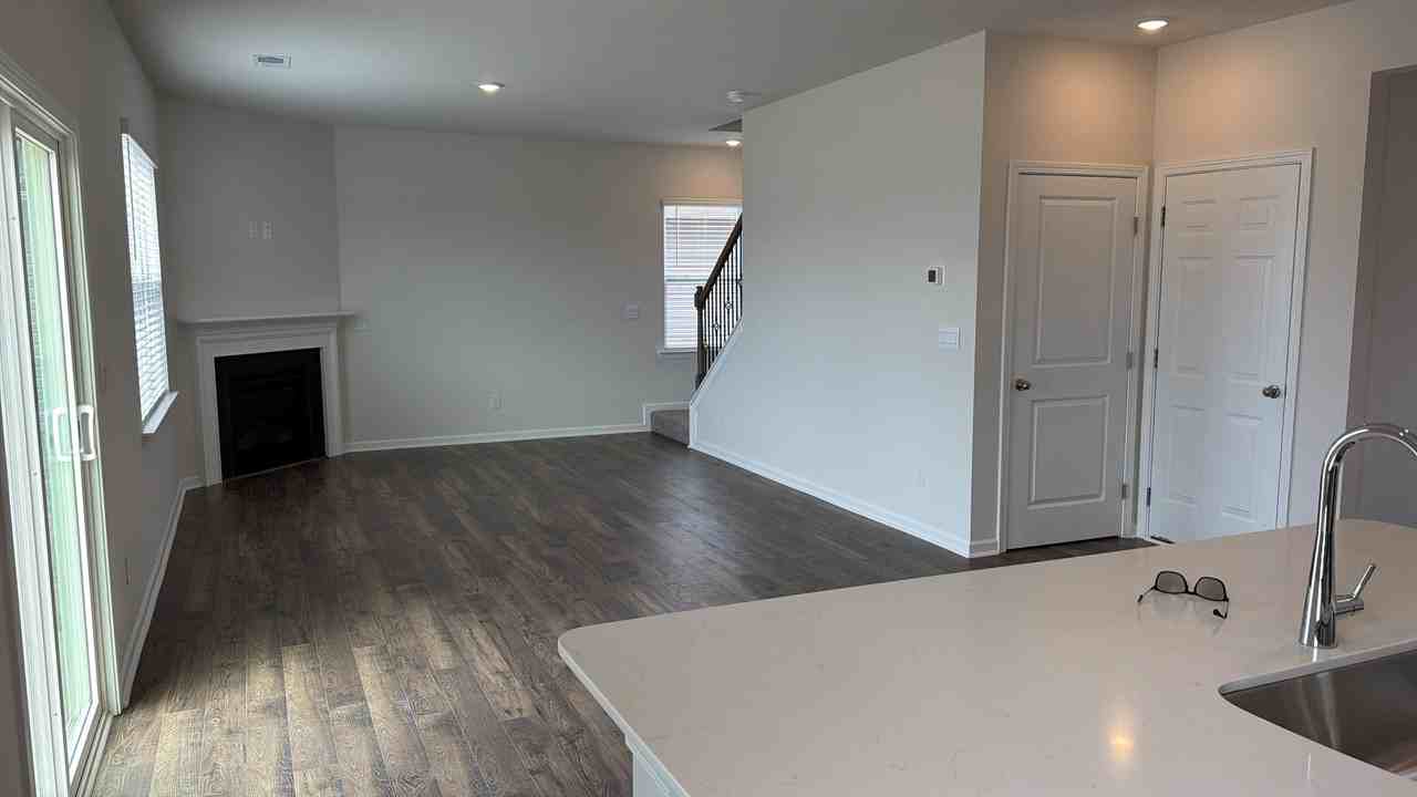 1614 Yarrow Ln - Photo 4 of 20