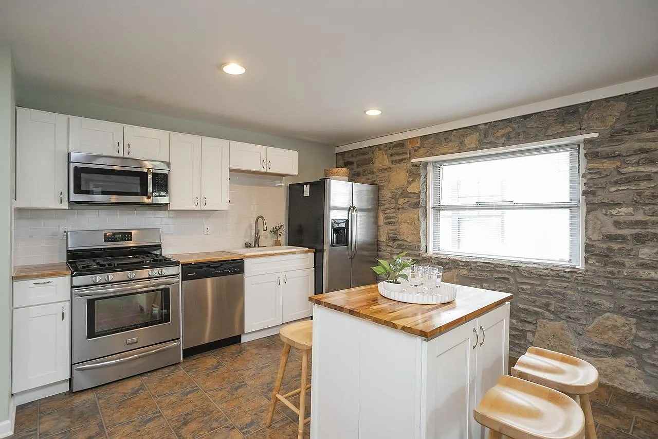 327 Vivelle Ave #B - Photo 3 of 13