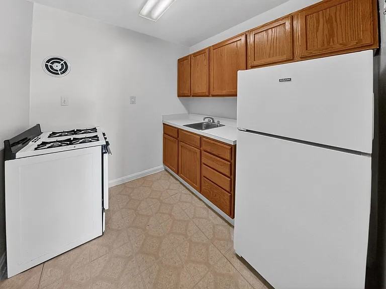 810 Kennedy St Nw #302 - Photo 4 of 12