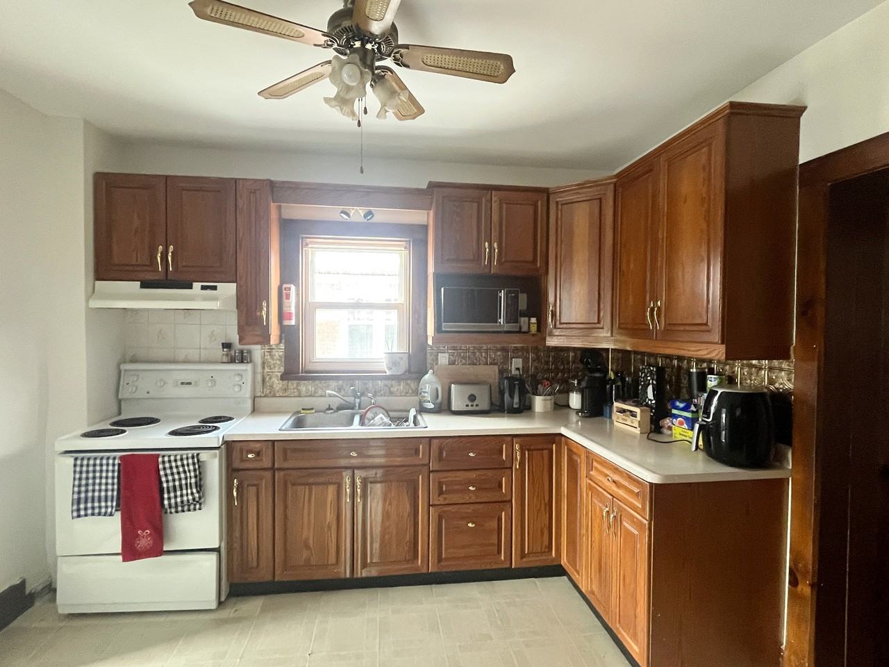 611 Charles Street East - Photo 2 of 10