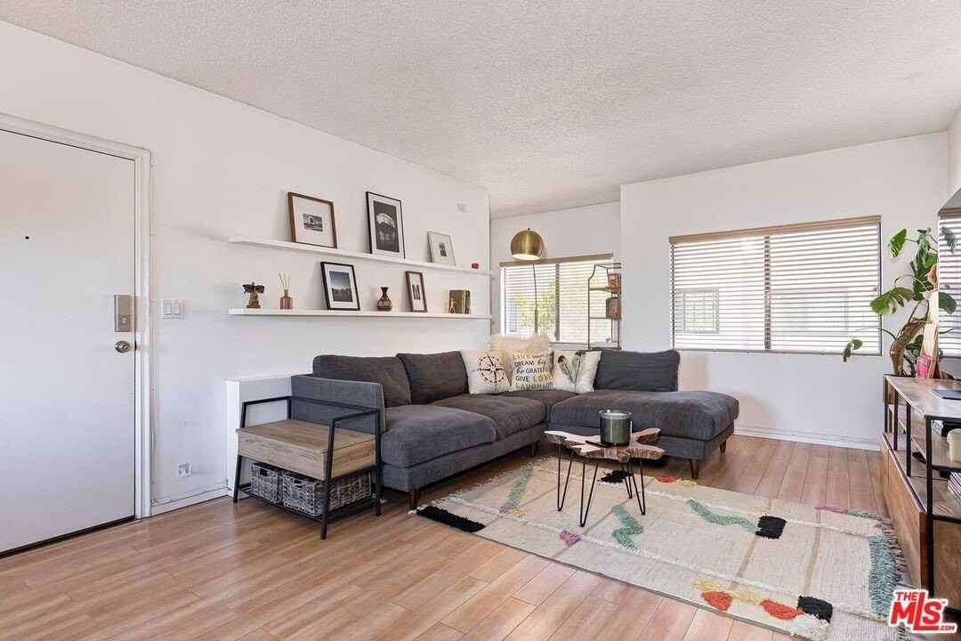 5805 Whitsett Ave Apt 206 - Photo 3 of 21