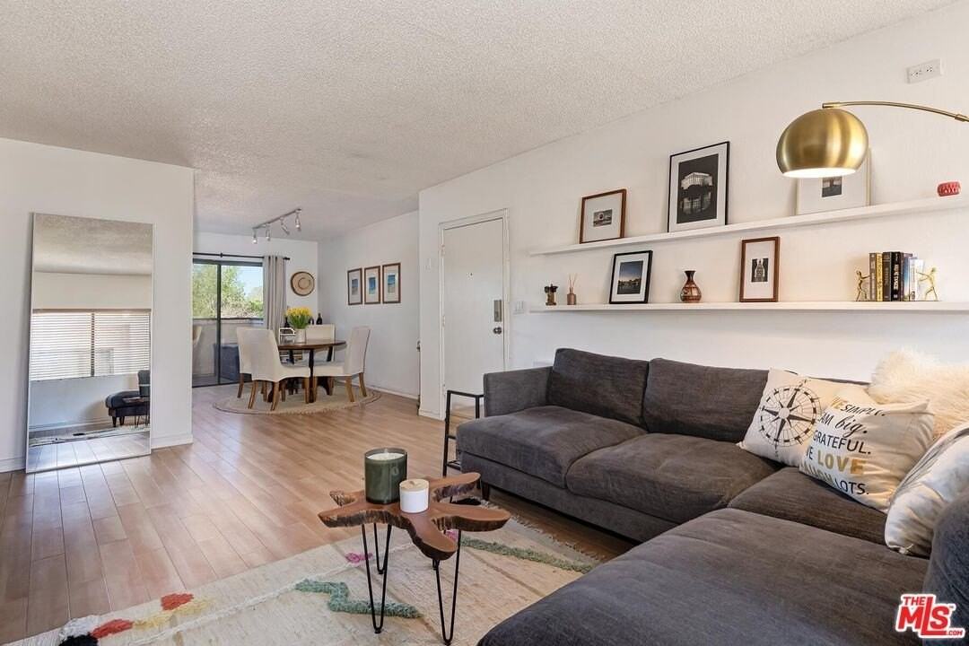 5805 Whitsett Ave Apt 206 - Photo 5 of 21