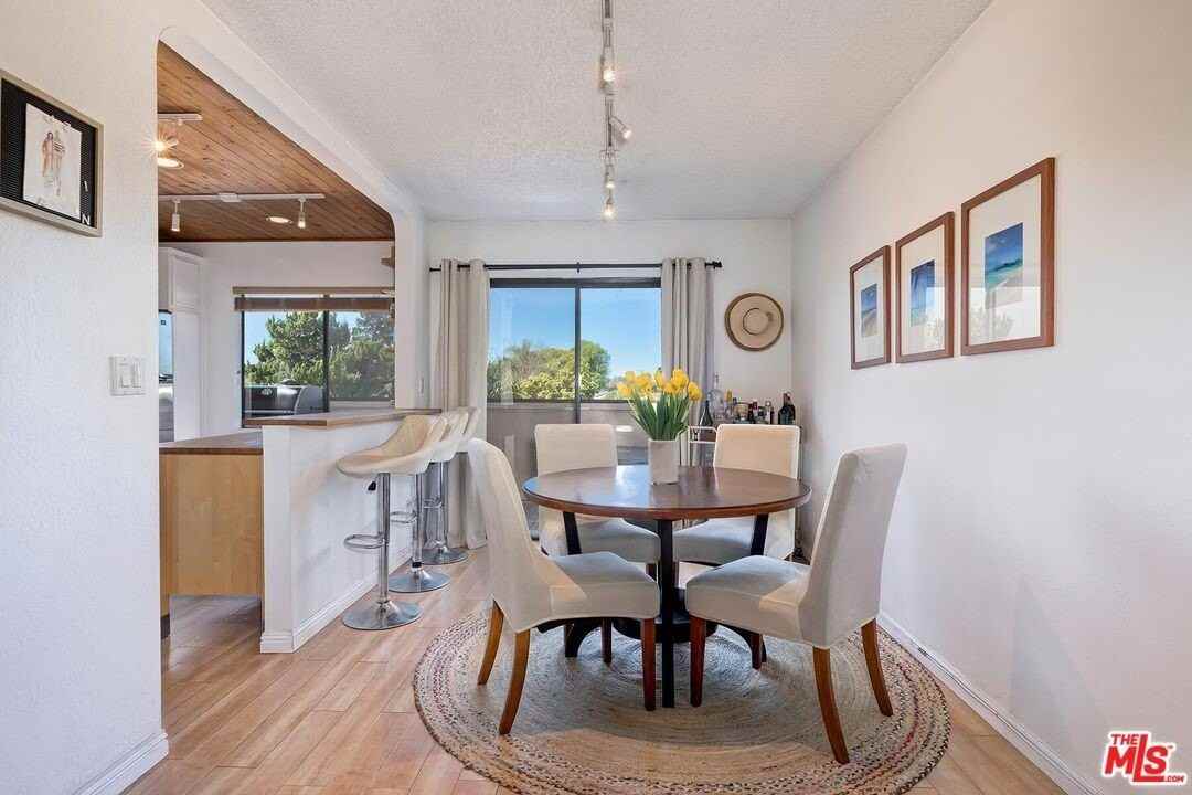 5805 Whitsett Ave Apt 206 - Photo 6 of 21