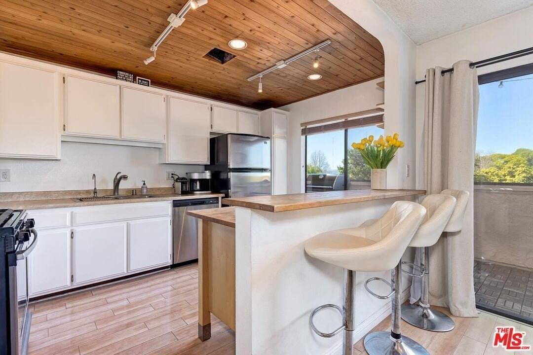 5805 Whitsett Ave Apt 206 - Photo 7 of 21