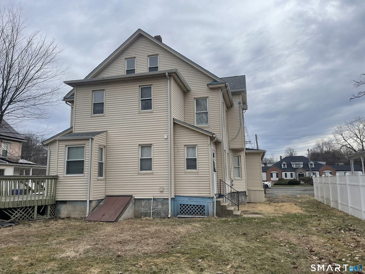 692 Enfield St - Photo 2 of 17