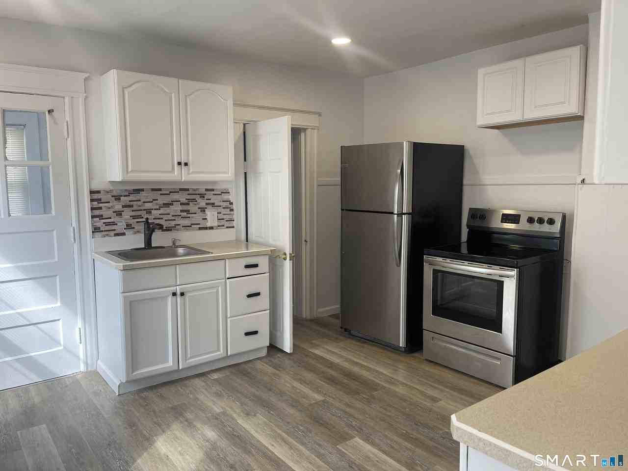 692 Enfield St - Photo 4 of 17