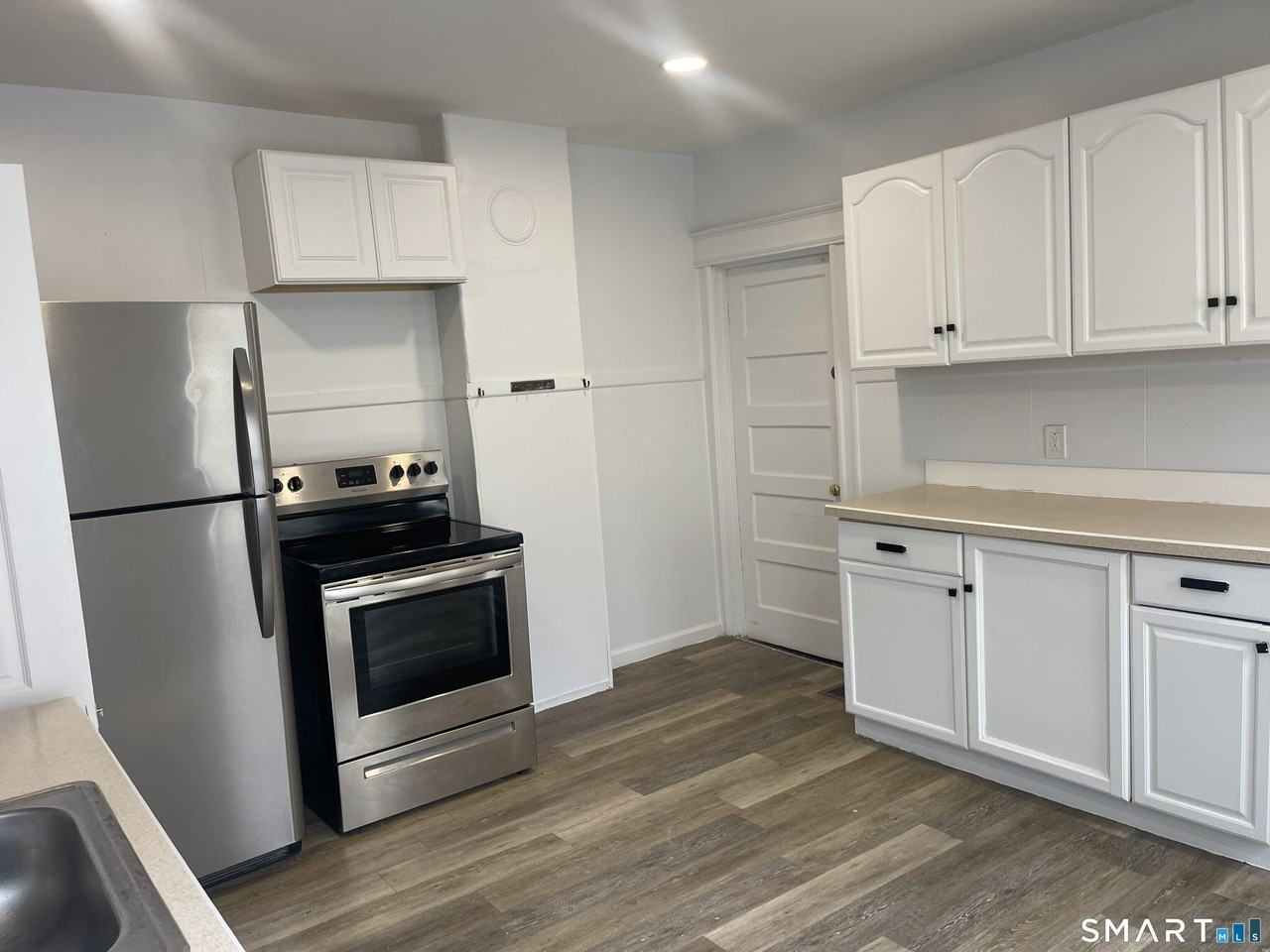 692 Enfield St - Photo 5 of 17