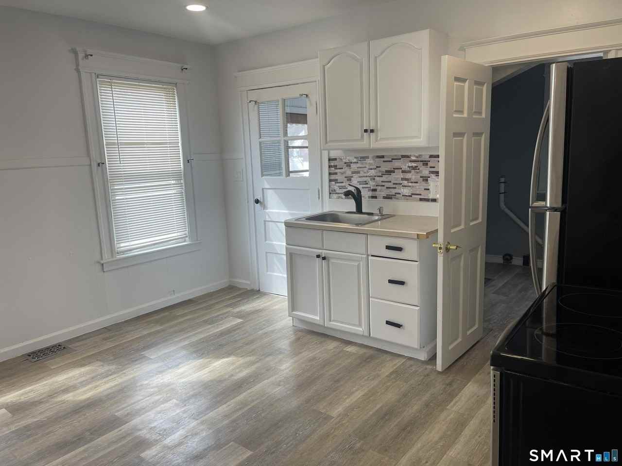 692 Enfield St - Photo 6 of 17