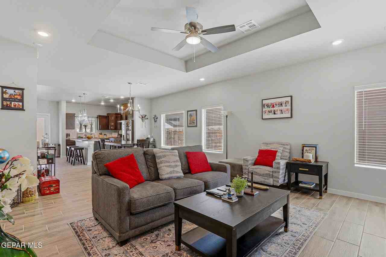 51049 Fox Trail Ave - Photo 6 of 42