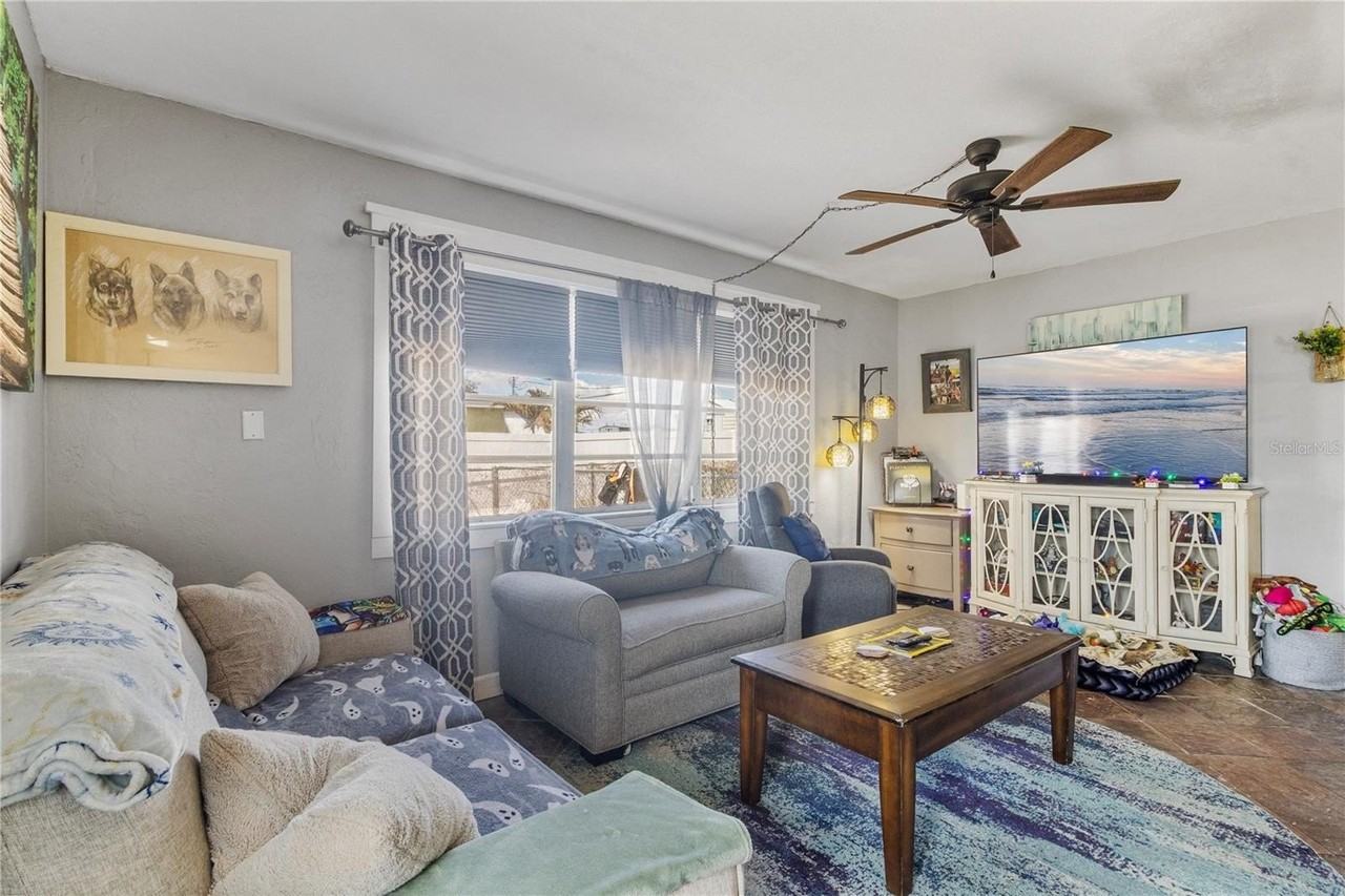 21322 Austin Ave - Photo 3 of 20