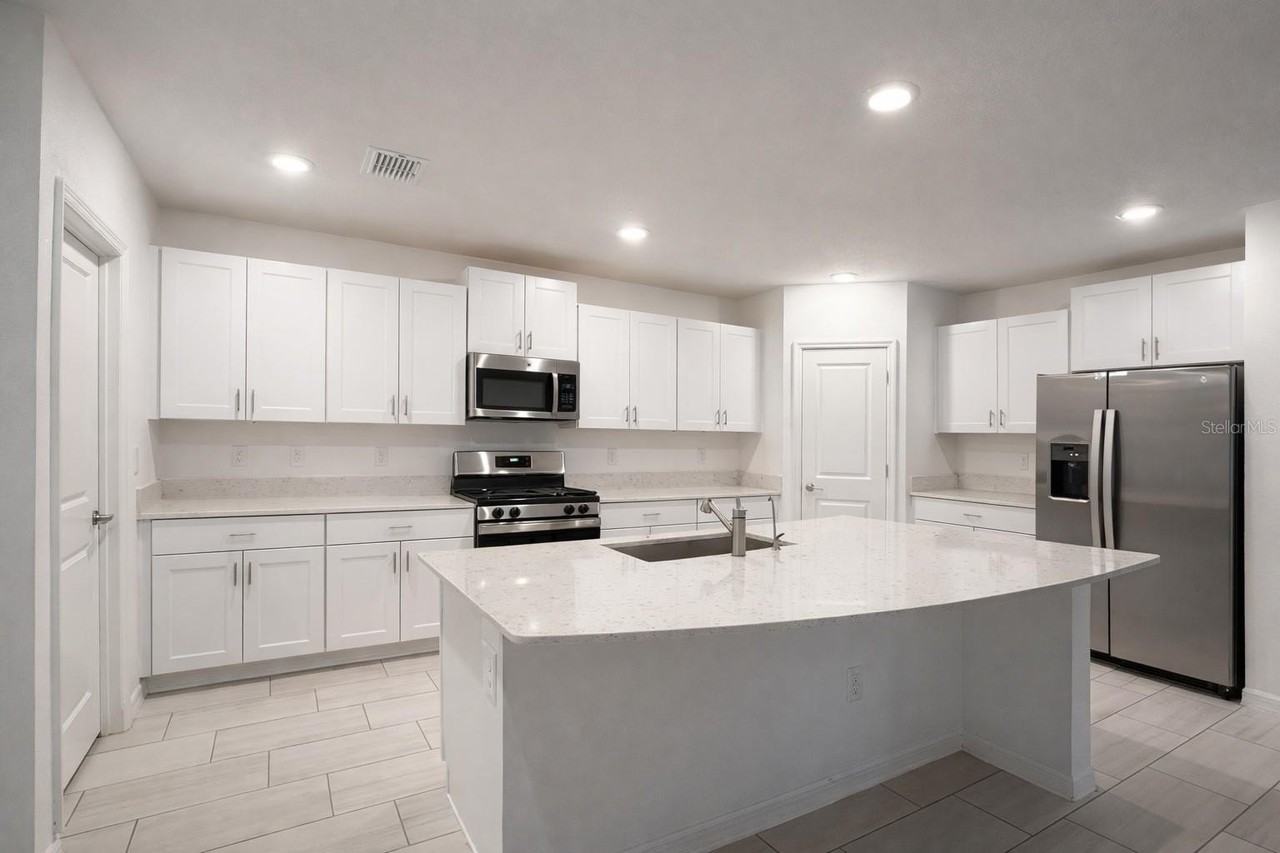 2545 Leonia Ln - Photo 4 of 10