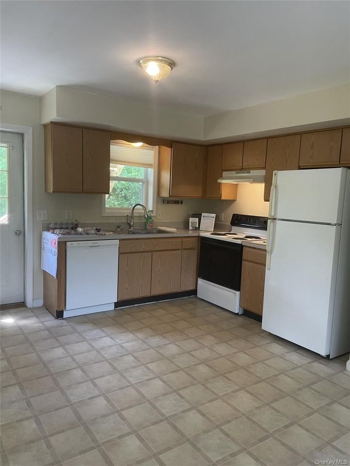 696 South St Apt 1 - Photo 3 of 8