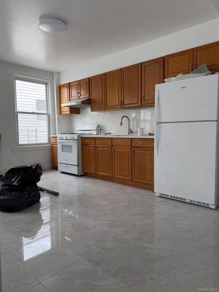 643 72nd St 2nd Fl - Photo 7 of 8