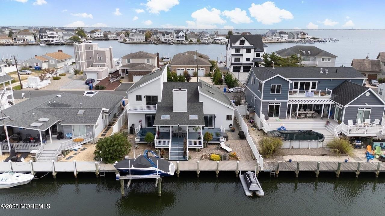 385 Aldo Dr - Photo 3 of 50