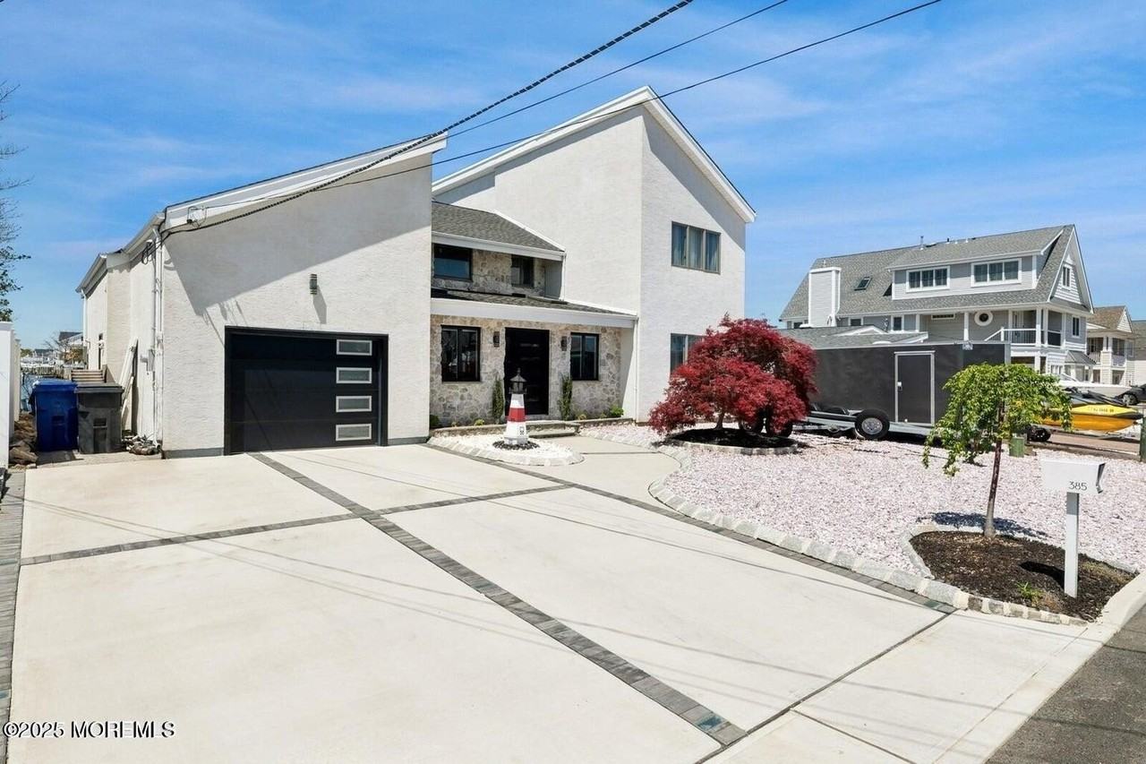 385 Aldo Dr - Photo 5 of 50