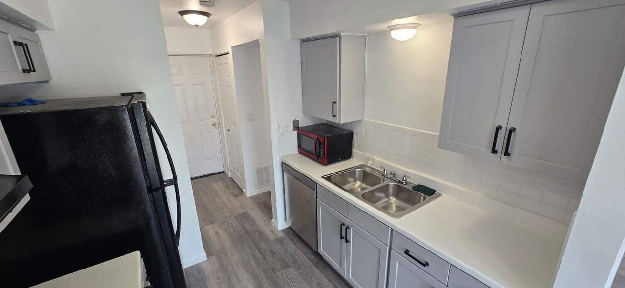 325 Bayview Pt - Photo 2 of 11