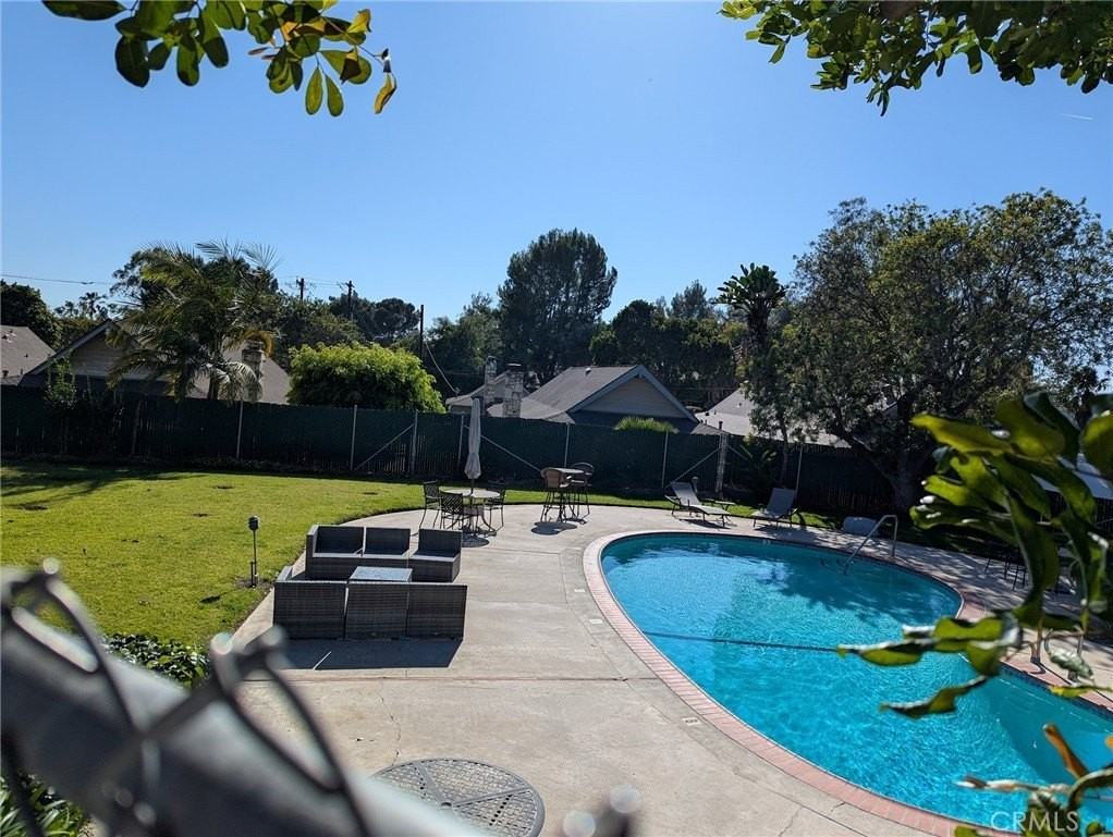 200 W 37th St - Photo 3 of 13