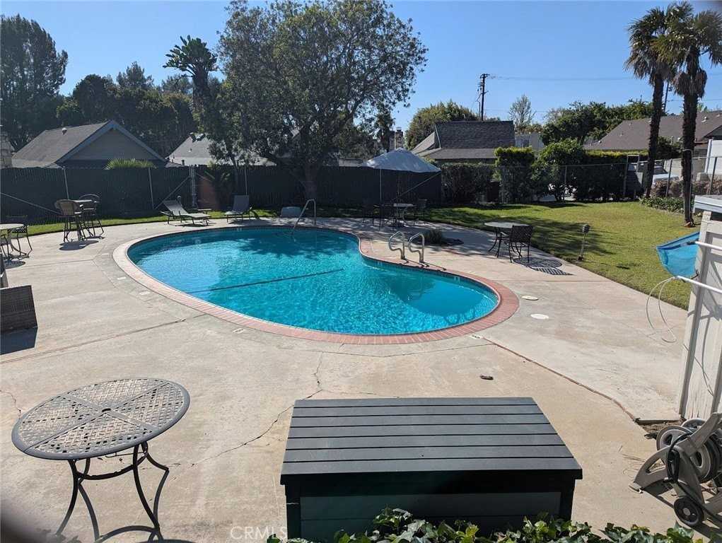 200 W 37th St - Photo 4 of 13