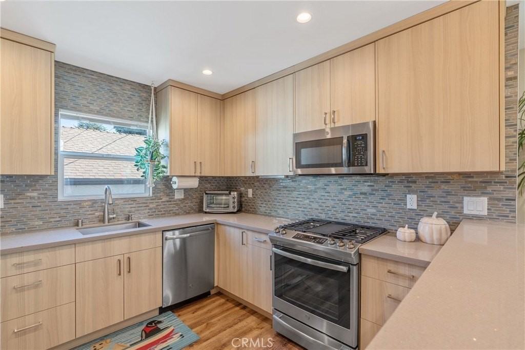 8034 Airlane Ave - Photo 4 of 25