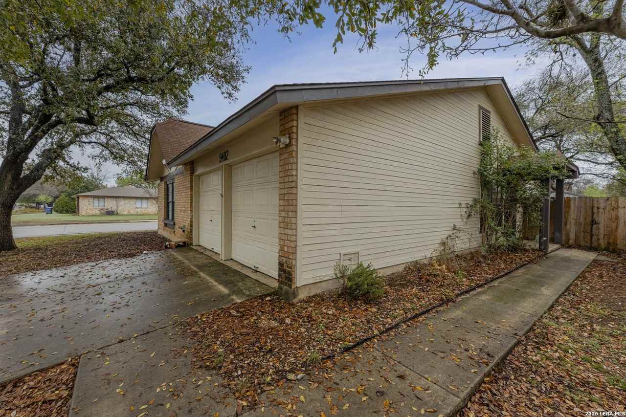 9402 Valley Rdg - Photo 4 of 21