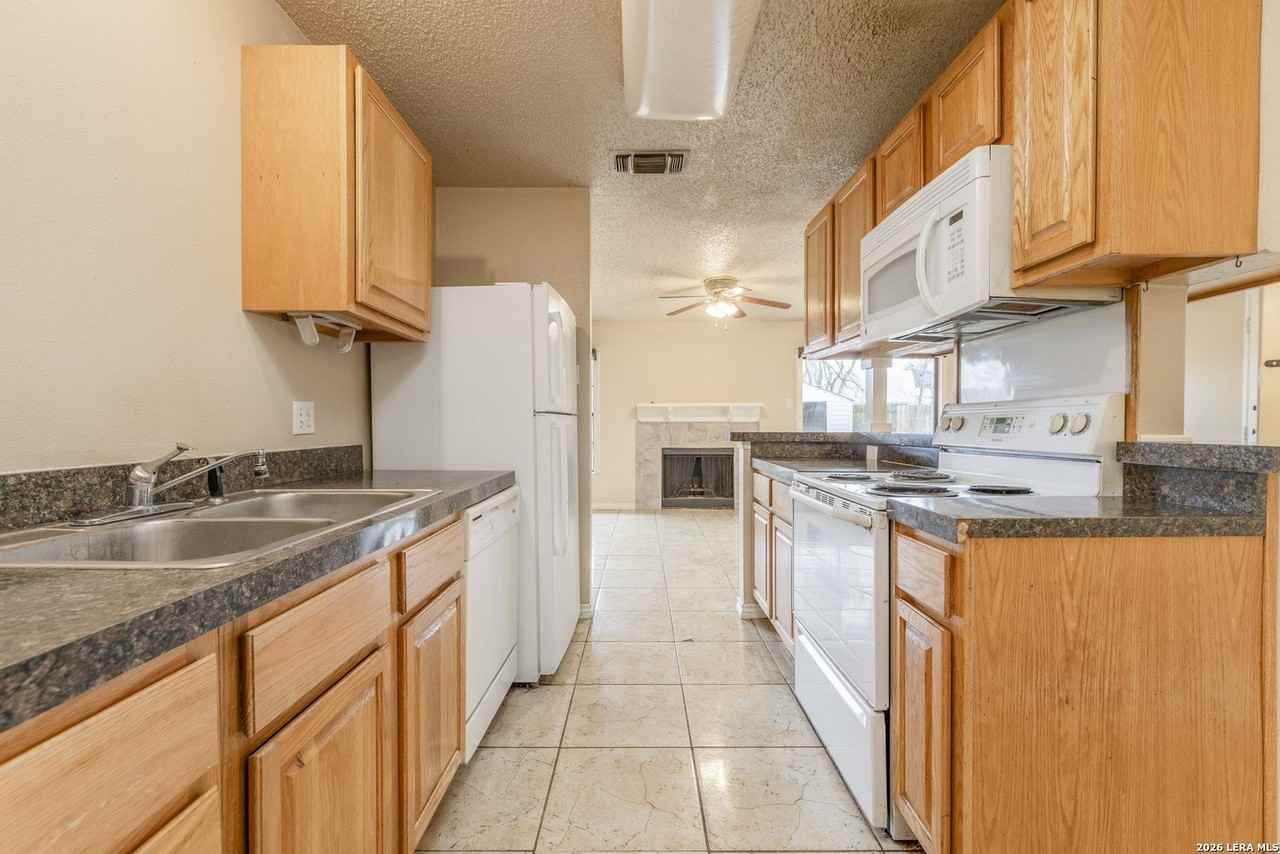 9402 Valley Rdg - Photo 6 of 21