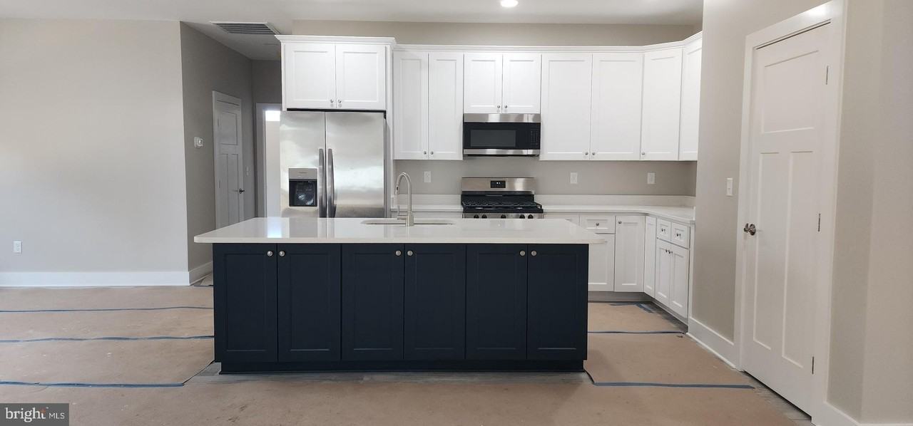 112 W Main St - Photo 4 of 15