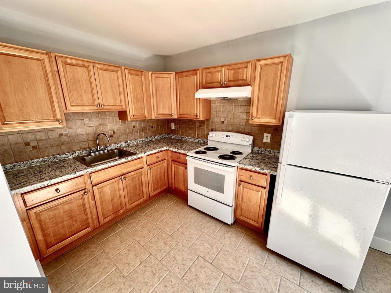 241 W Queen Ln Unit 2f - Photo 4 of 13