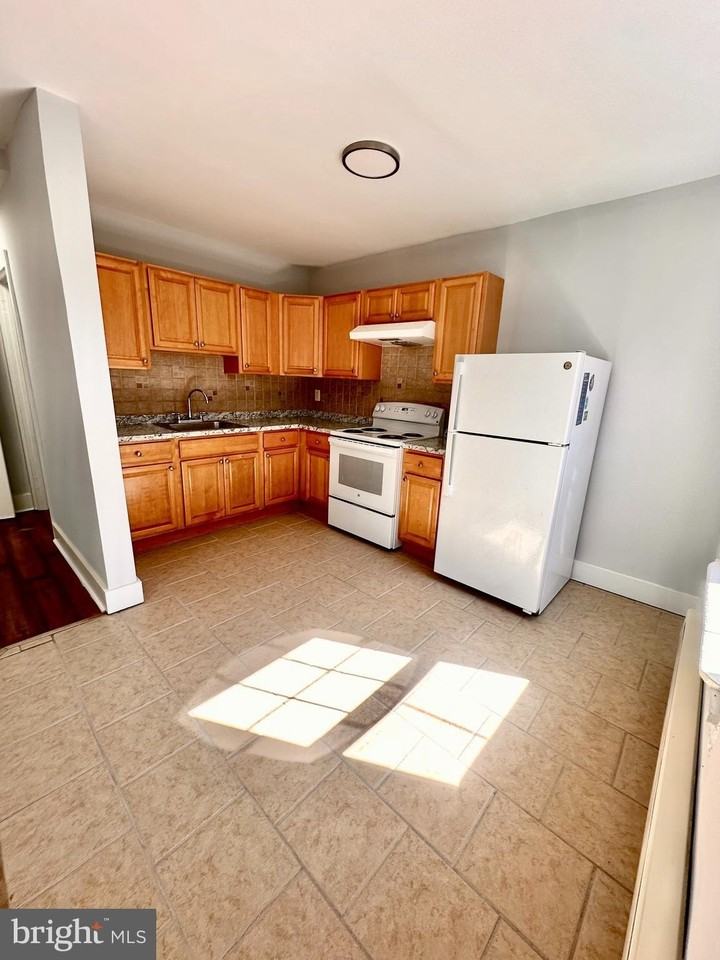 241 W Queen Ln Unit 2f - Photo 5 of 13