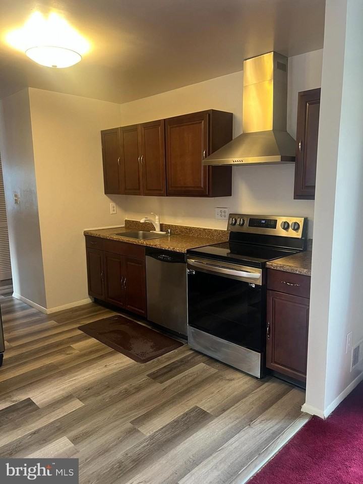 2216 Sanibel Dr - Photo 2 of 17