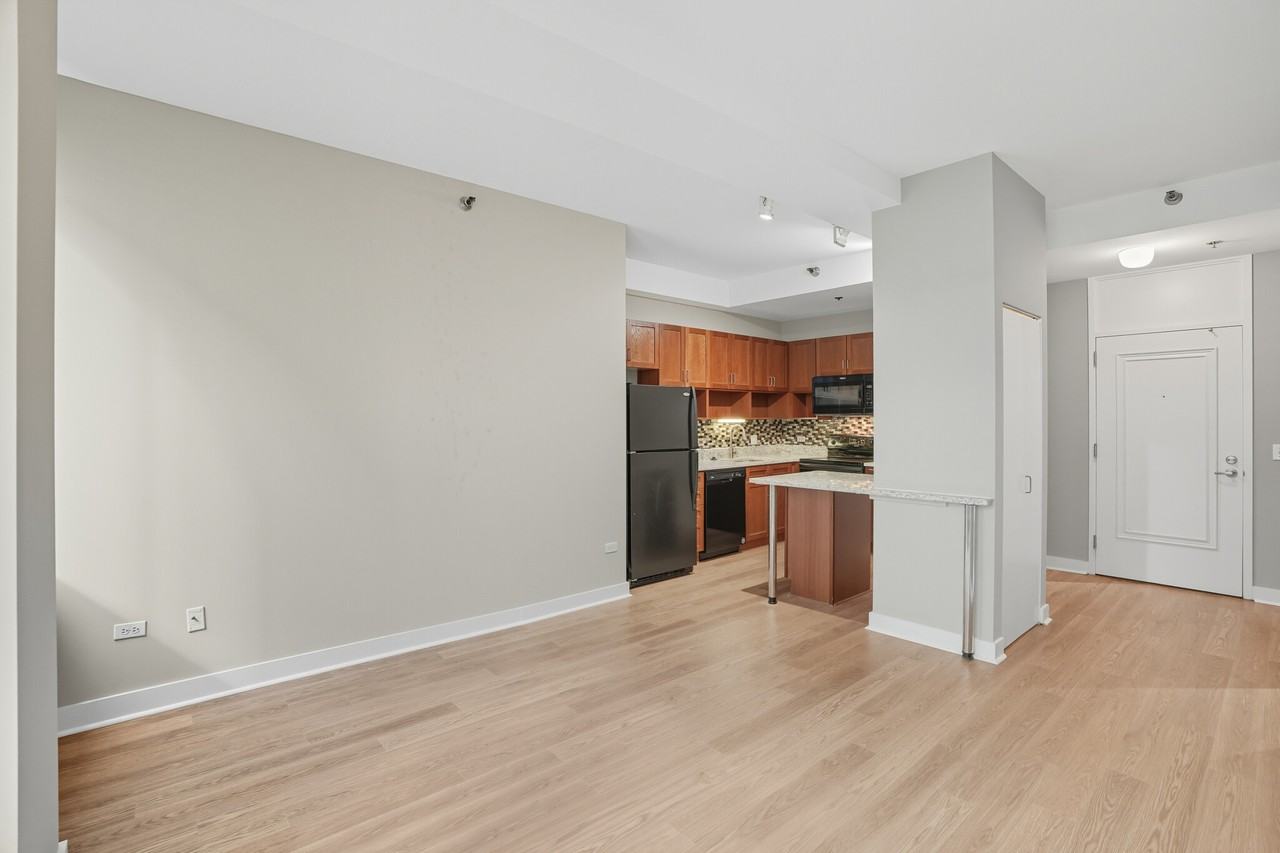 63 E Lake St - Photo 3 of 34
