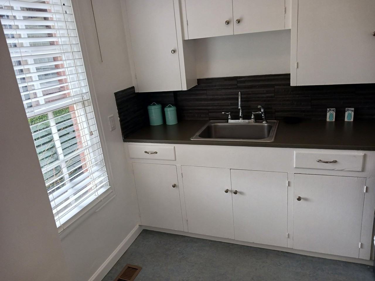 Broadmoor Manor - Photo 4 of 50