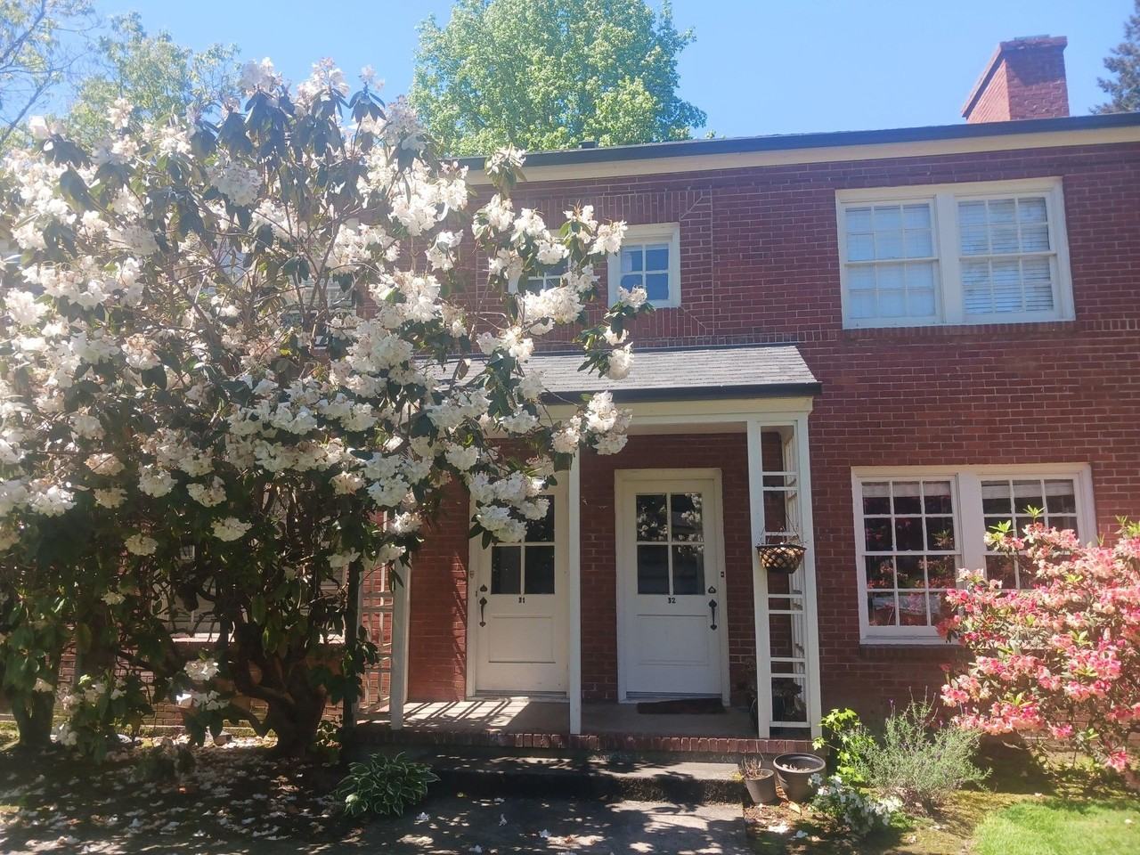 Broadmoor Manor - Photo 6 of 50