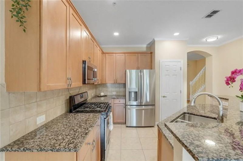 839 Assembly Ct - Photo 5 of 24