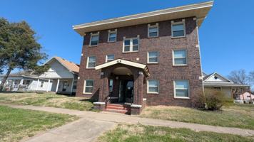 featured image of 415 S Broadway St