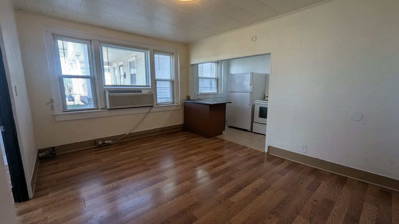 415 S Broadway St - Photo 5 of 30