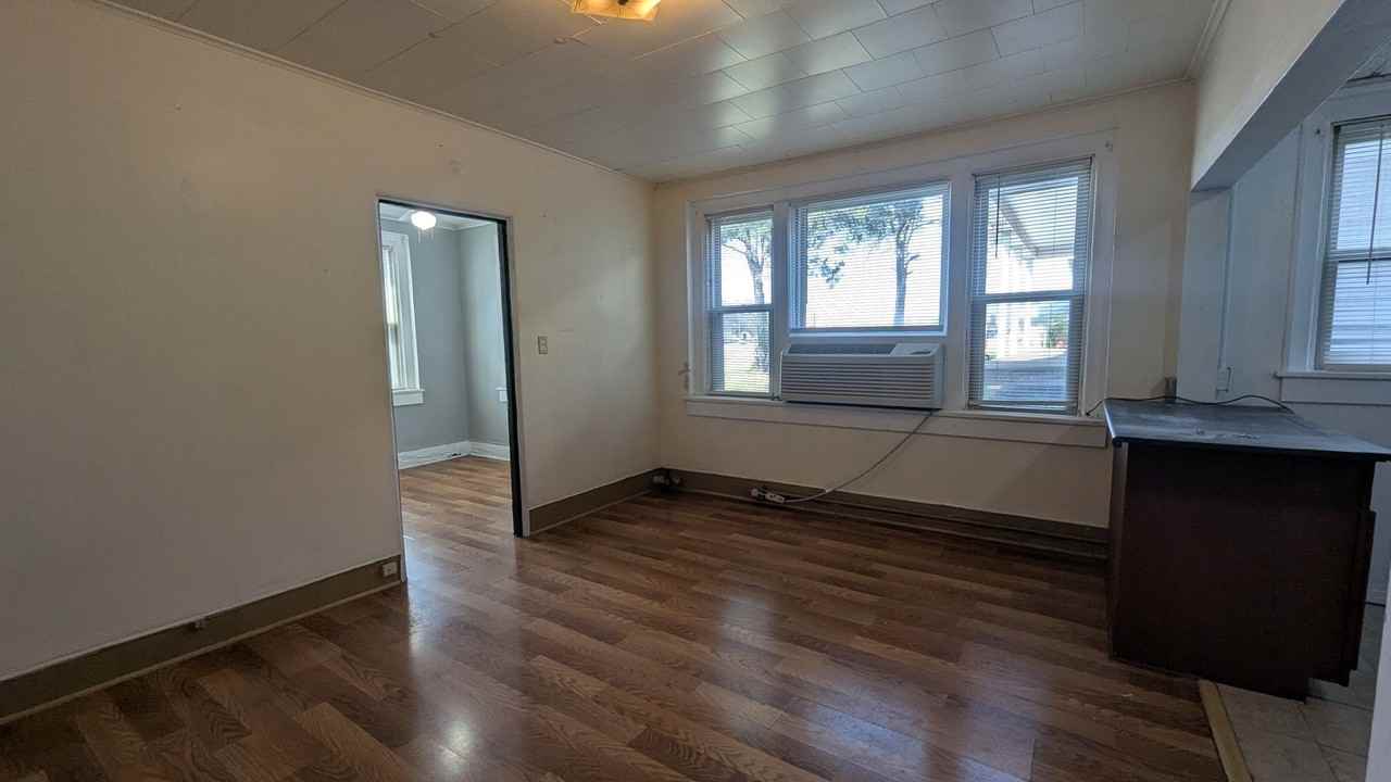 415 S Broadway St - Photo 6 of 30