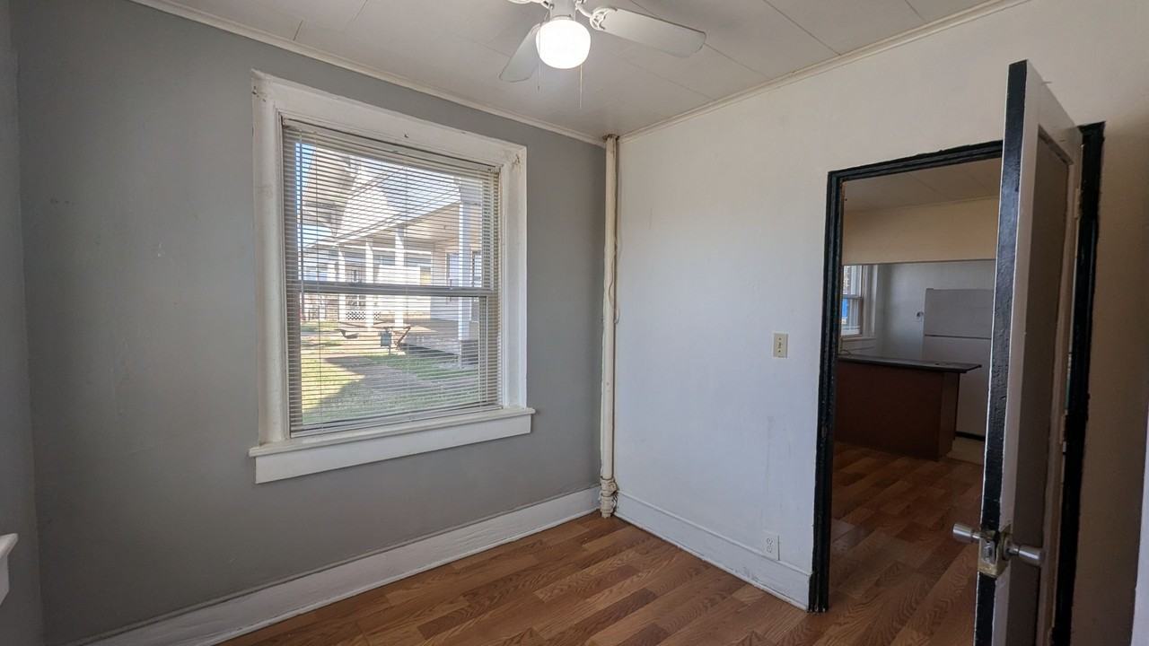 415 S Broadway St - Photo 7 of 30