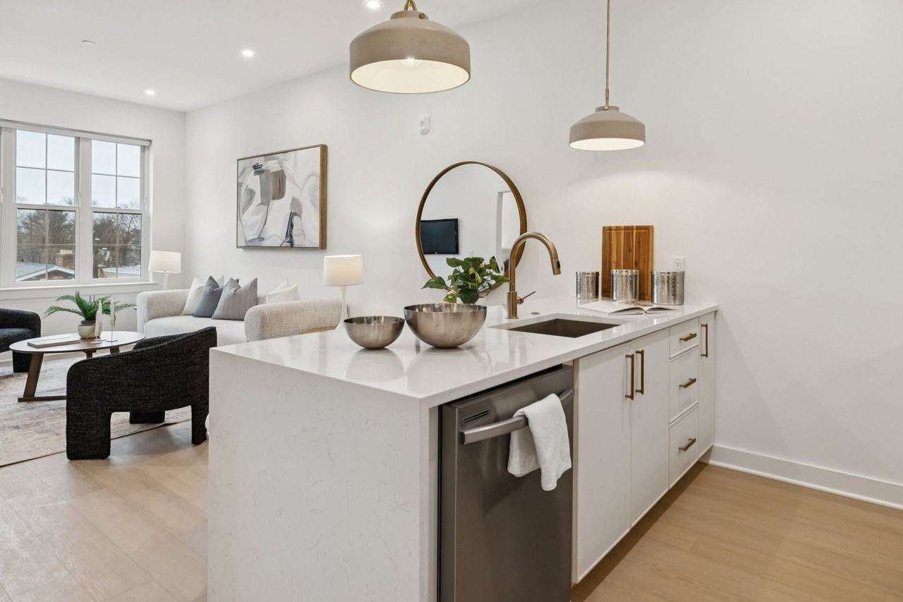 20 West - Photo 2 of 50