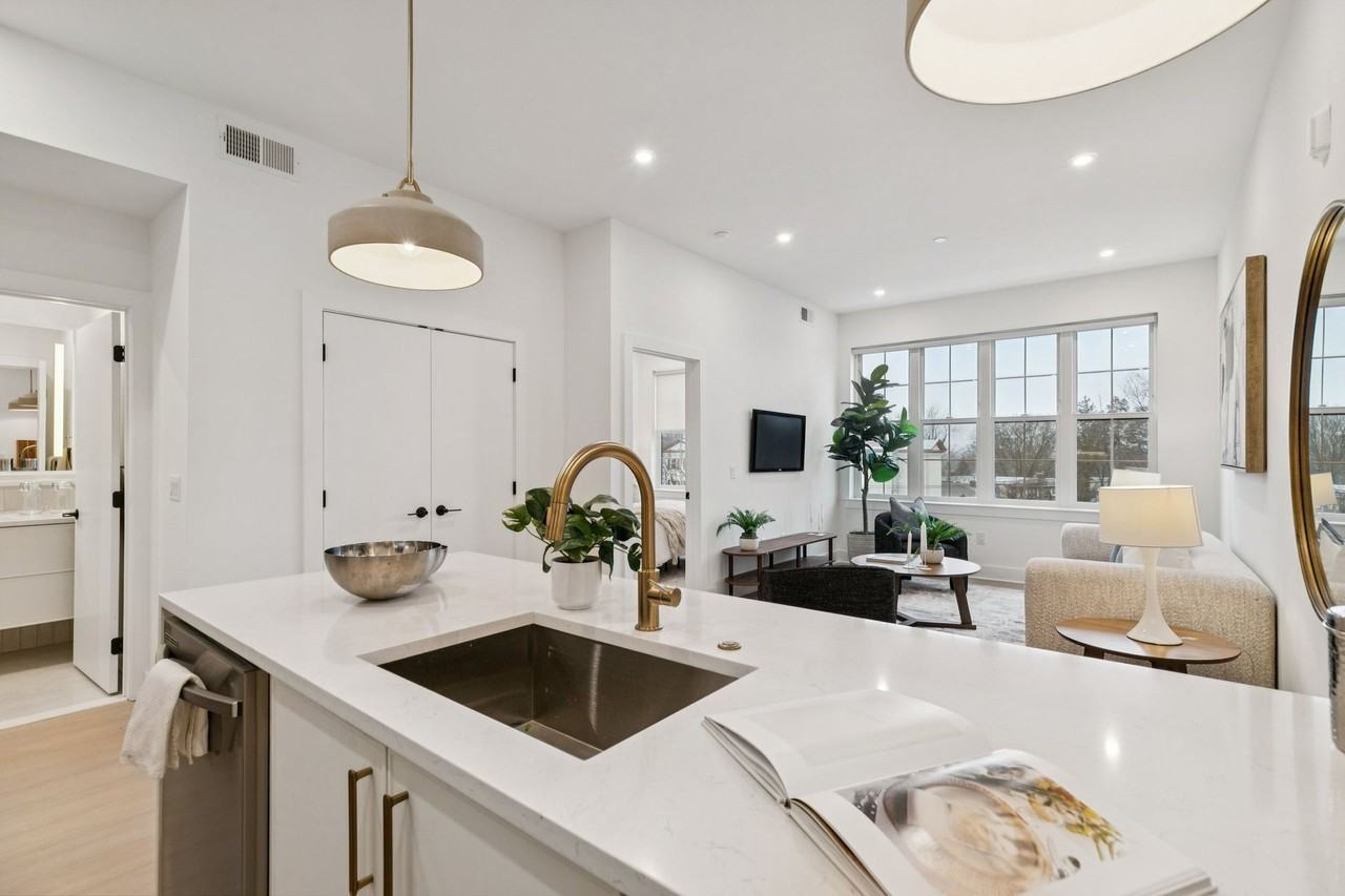 20 West - Photo 3 of 50