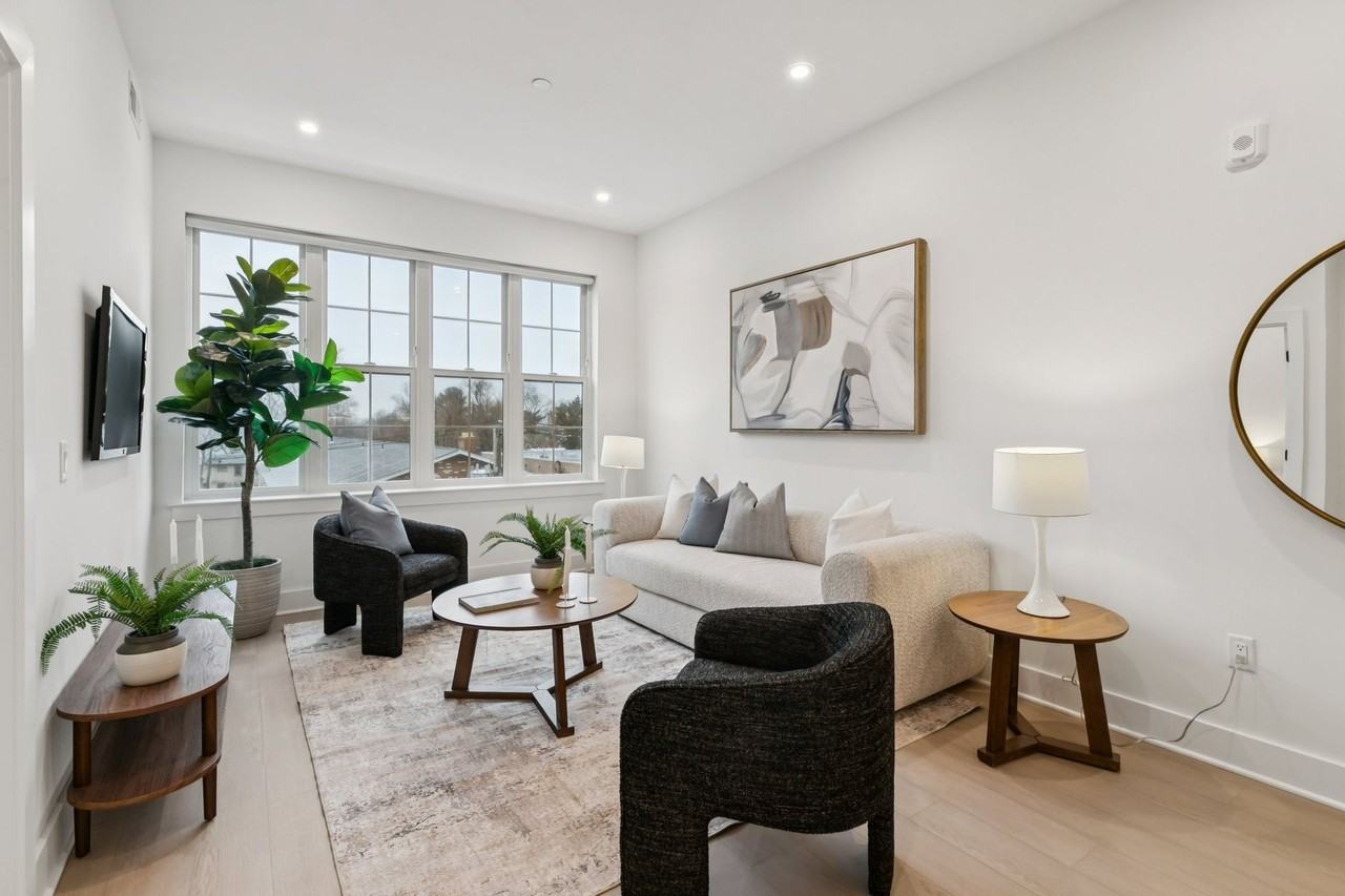 20 West - Photo 5 of 50