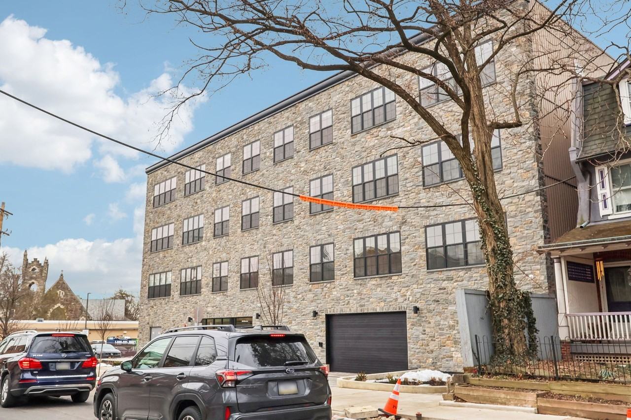 20 West - Photo 3 of 50