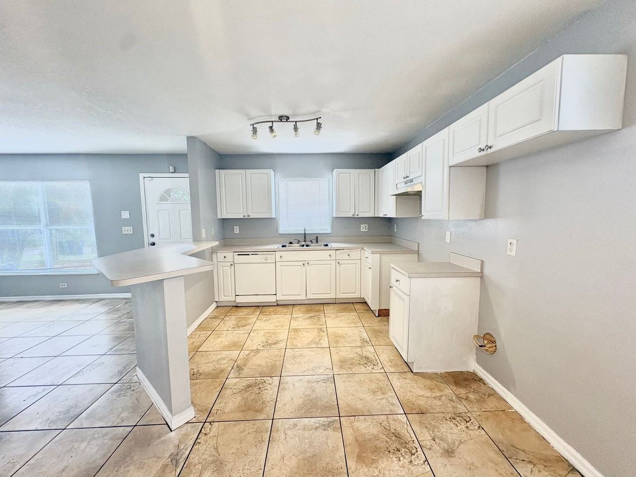 1717 W Nassau St - Photo 5 of 12