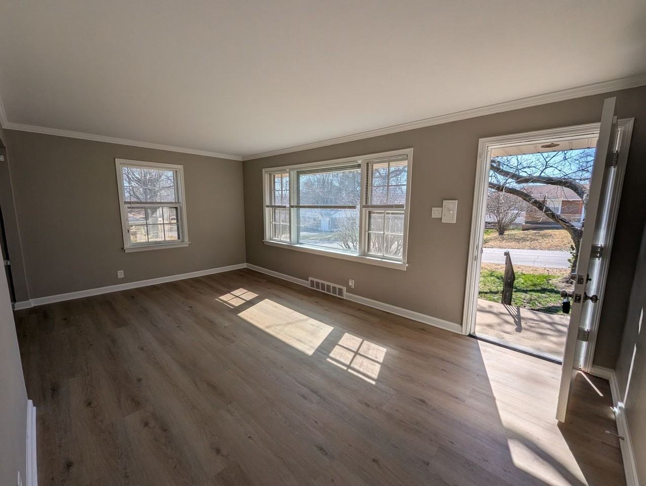 9712 Griffin Dr - Photo 2 of 26