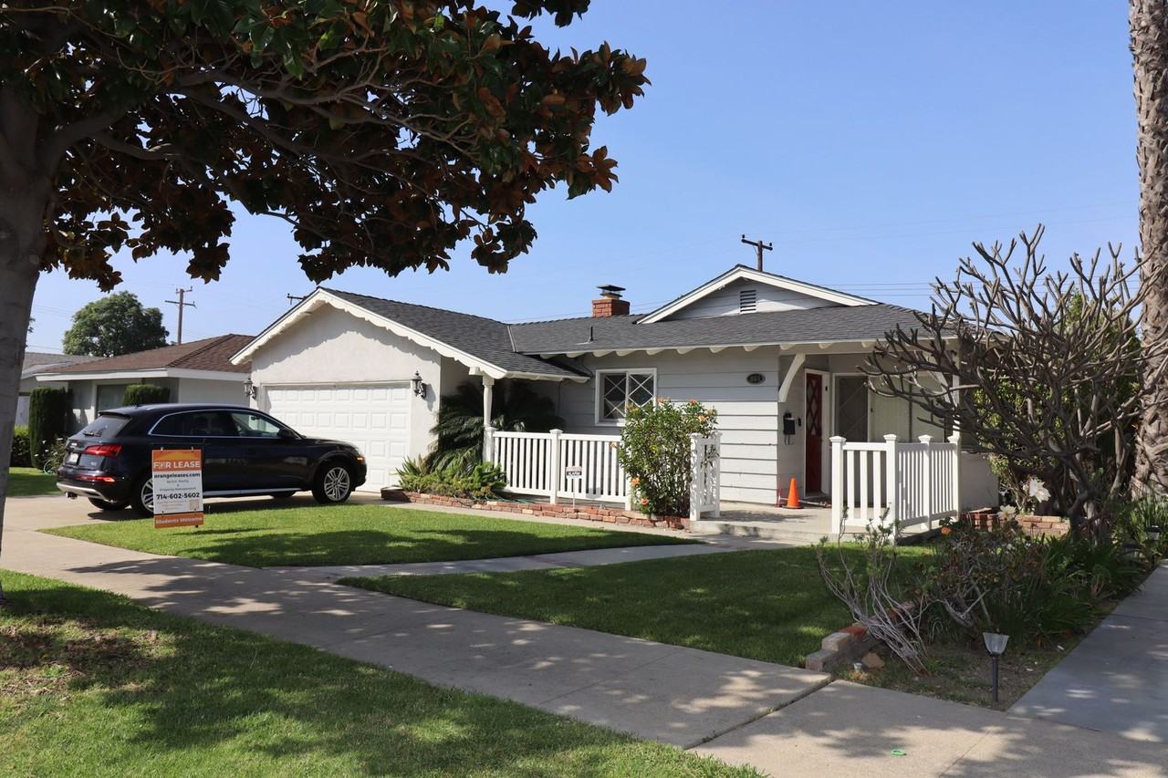 864 N California St - Photo 2 of 19