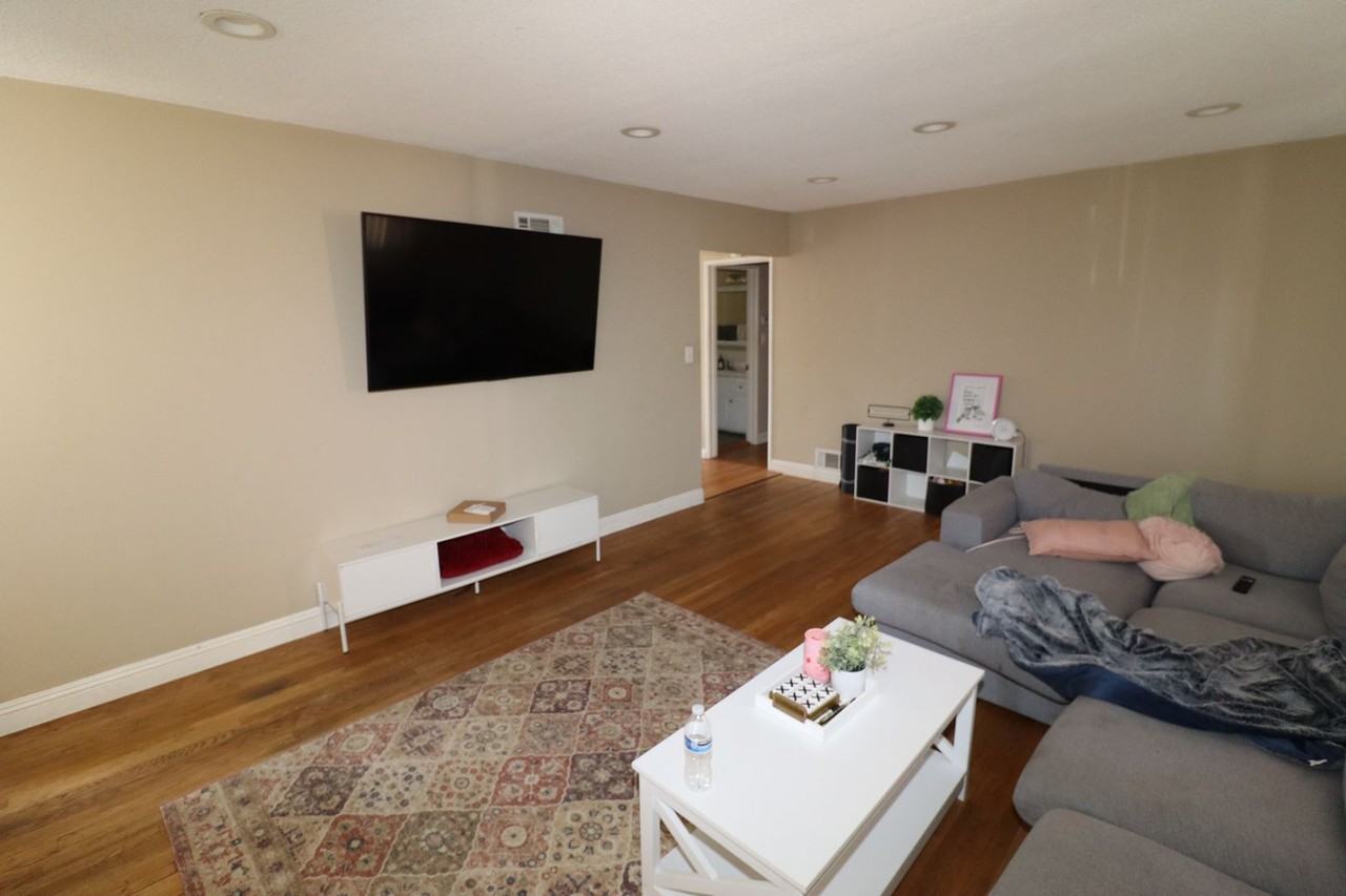 864 N California St - Photo 4 of 19